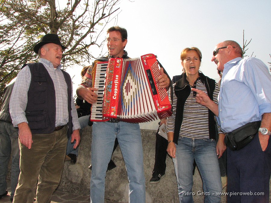 sagra-strachitunt 080.jpg - E, via, dopo aver mangiato, ...si canta in allegria, con Sergio alla fisa, Cate in canto, che animano i canti